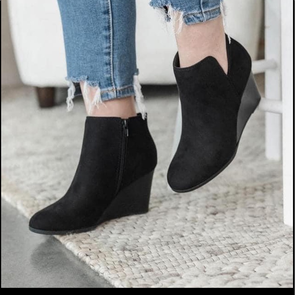 Wedge heel, approximately 2.5 inches tall. Fit small, more like a 9.5.